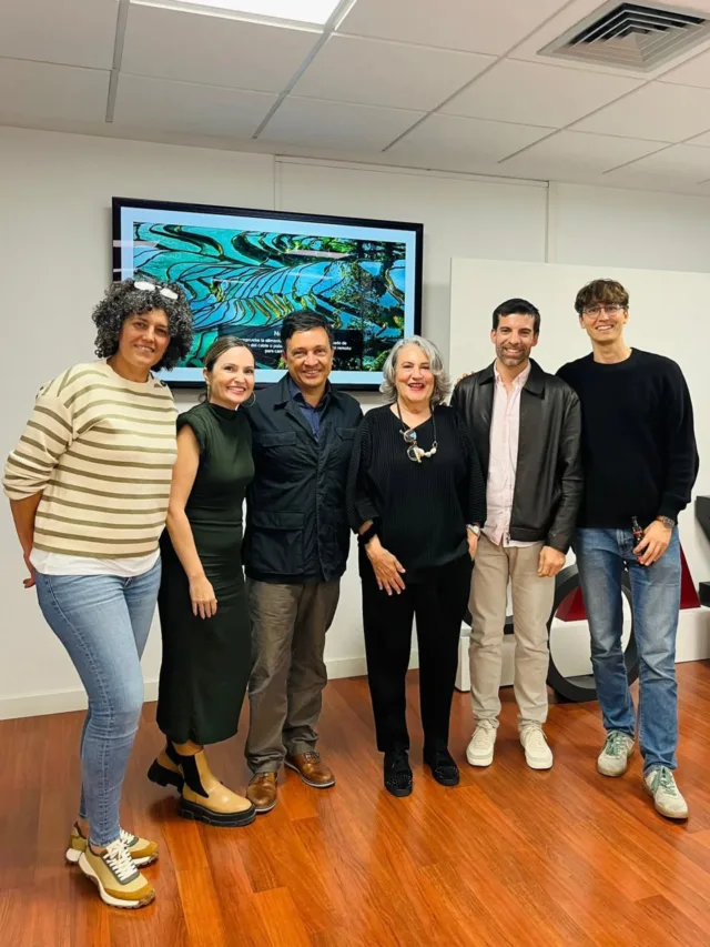 Fotografías de la charla “PENSAR CON LAS MANOS”, impartida por Magüi González para conmemorar el Día Internacional de la Mujer. Ella es arquitecta y profesora de Proyectos Arquitectónicos en la Universidad de Las Palmas de Gran Canaria. Entre sus obras destacan la casa Ruiz del barrio de San Cristóbal, integrado en un paisaje dominado por la autoconstrucción, el edificio de Usos Múltiples II, la Ciudad de la Justicia o la rehabilitación de las Casas Consistoriales, proyectos ubicados en Las Palmas de Gran Canaria, estos dos últimos realizados con el Grupo Nred Arquitectos, del que fue cofundadora.